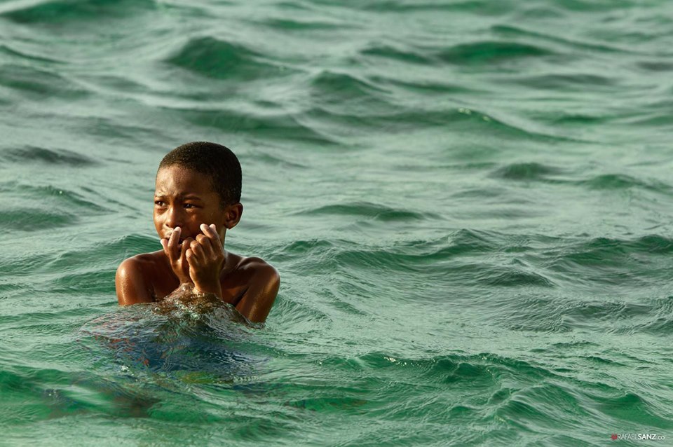 niño nadando en el mar de san andres colombia © Rafael Sanz Hurtado