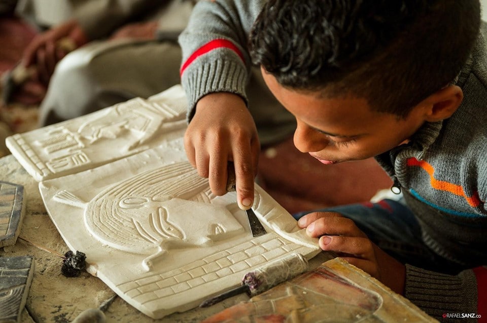 niño egipcio tallando una piedra - egipto © Rafael Sanz Hurtado