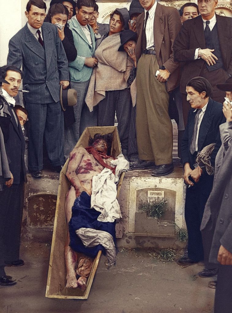 el bogotazo a color. Cadáver de Juan Roa Sierra (1921 - 1948) presunto asesino de Jorge Eliecer Gaitán, foto tomada varios días después de su linchamiento