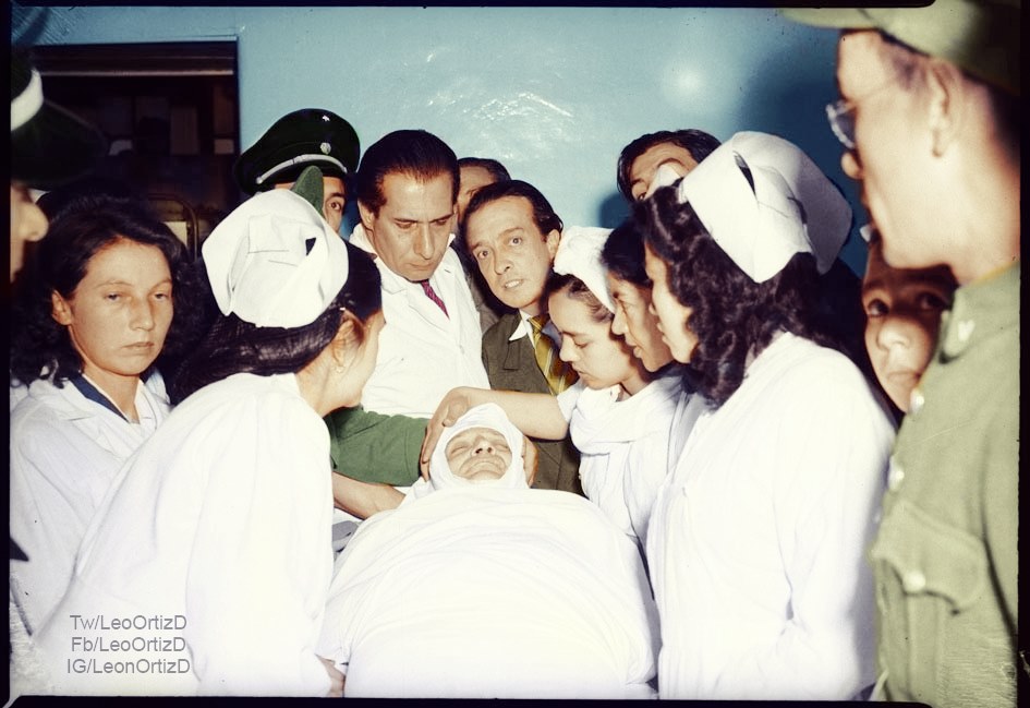 El bogotazo a color. Enfermeras preparando el cuerpo si vida de Gaitán, Abril 9 1948,Sady González, Fondo fotográfico del Archivo de Bogotá