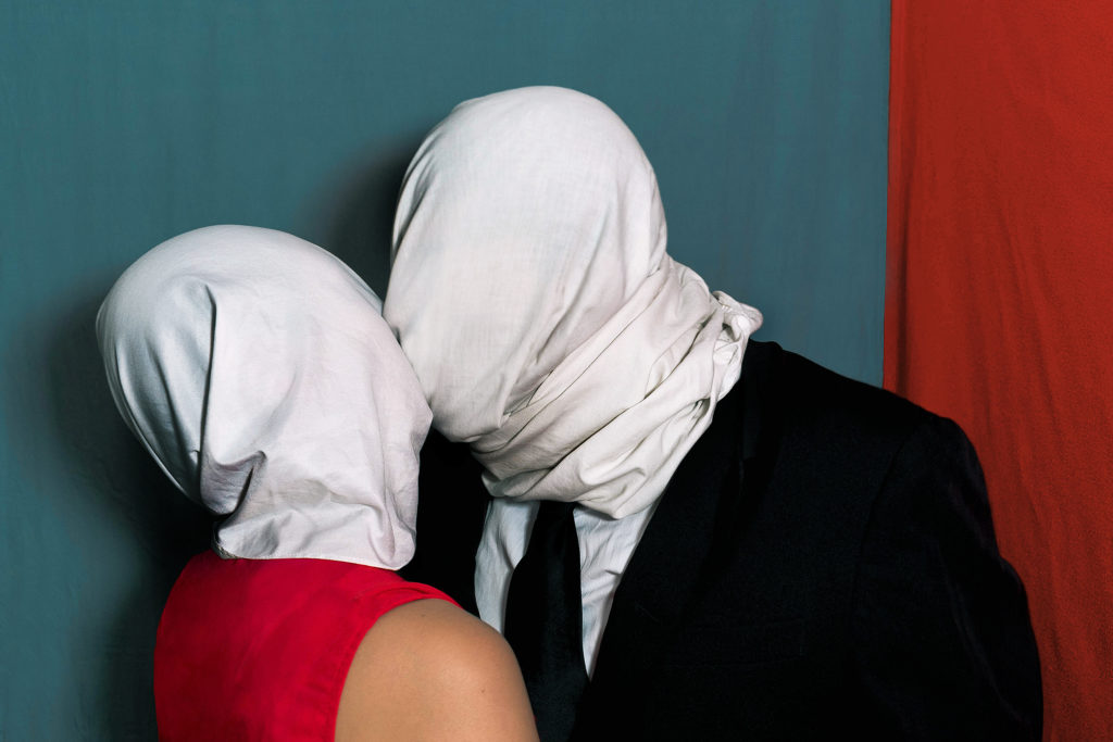 reinterpretación fotográfica a partir de la obra "Los amantes" de rene magritte. 
