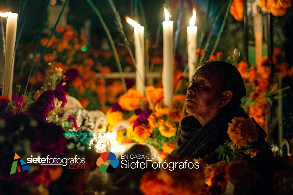 Retrato en un panteón. Mujer en el cenemtnerio. Dia de los muertos en méxico - © Rafael Sanz Hurtado