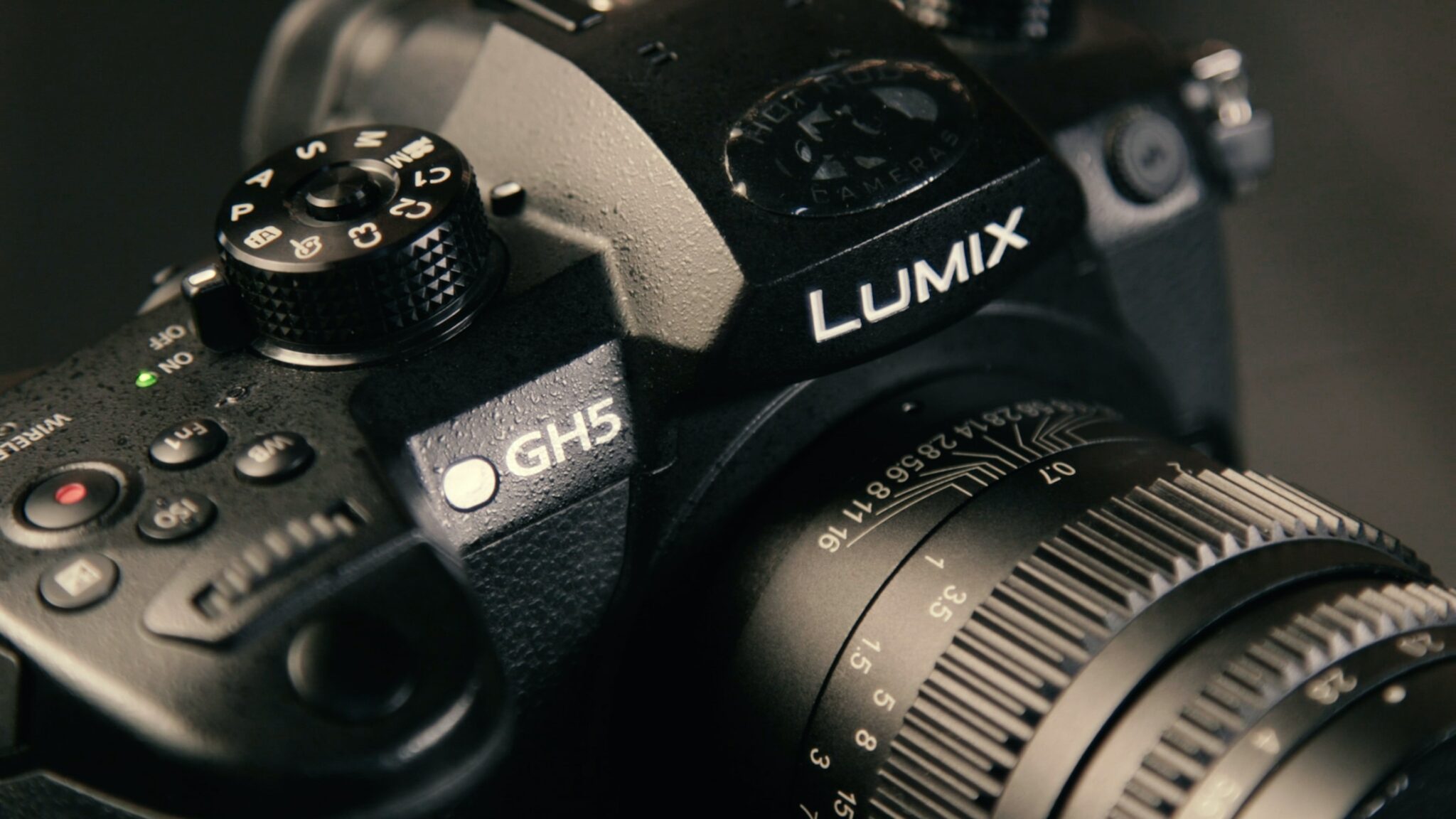 Panasonic LUMIX GH5S: La cámara ideal para cineastas y videógrafos.