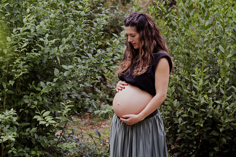 Fotografía de Embarazo - mujer embarazada en ambiente natural