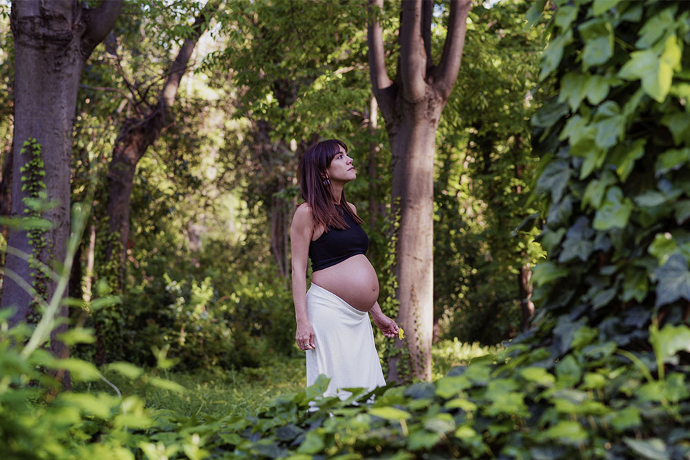 Fotografía de Embarazo - Mujer embarazada en medio de un bosque
