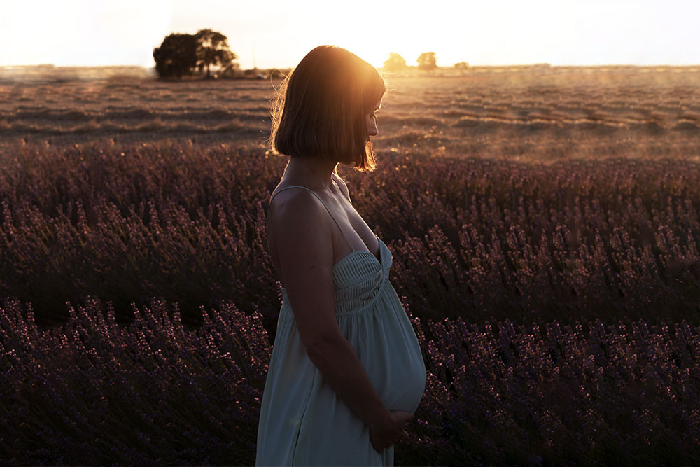 Fotografía de Embarazo - Mujer embarazada en un campo de lavanda. © Chiquilladas Fotografía