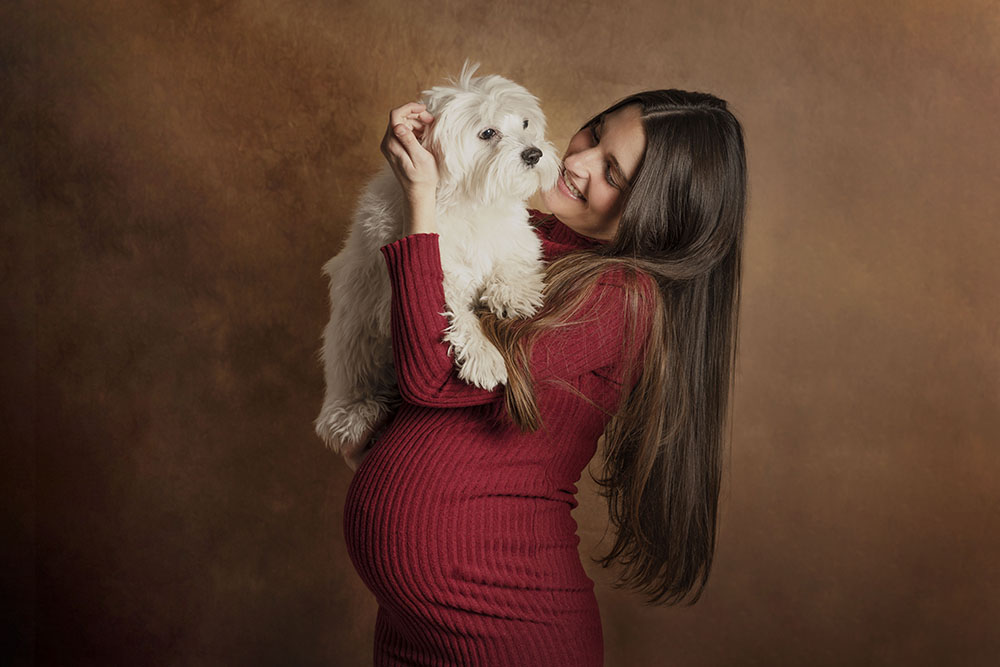 Fotografía de Embarazo -  Mujer embarazada con un perrito