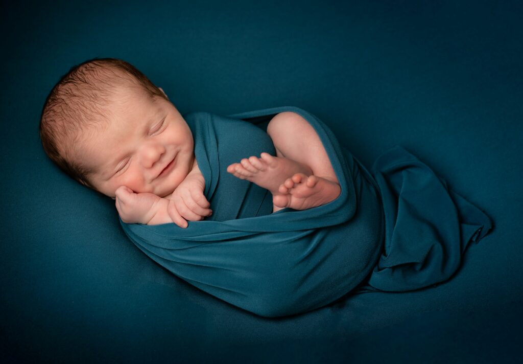 fotografía de bebe en estudio con fondo azul