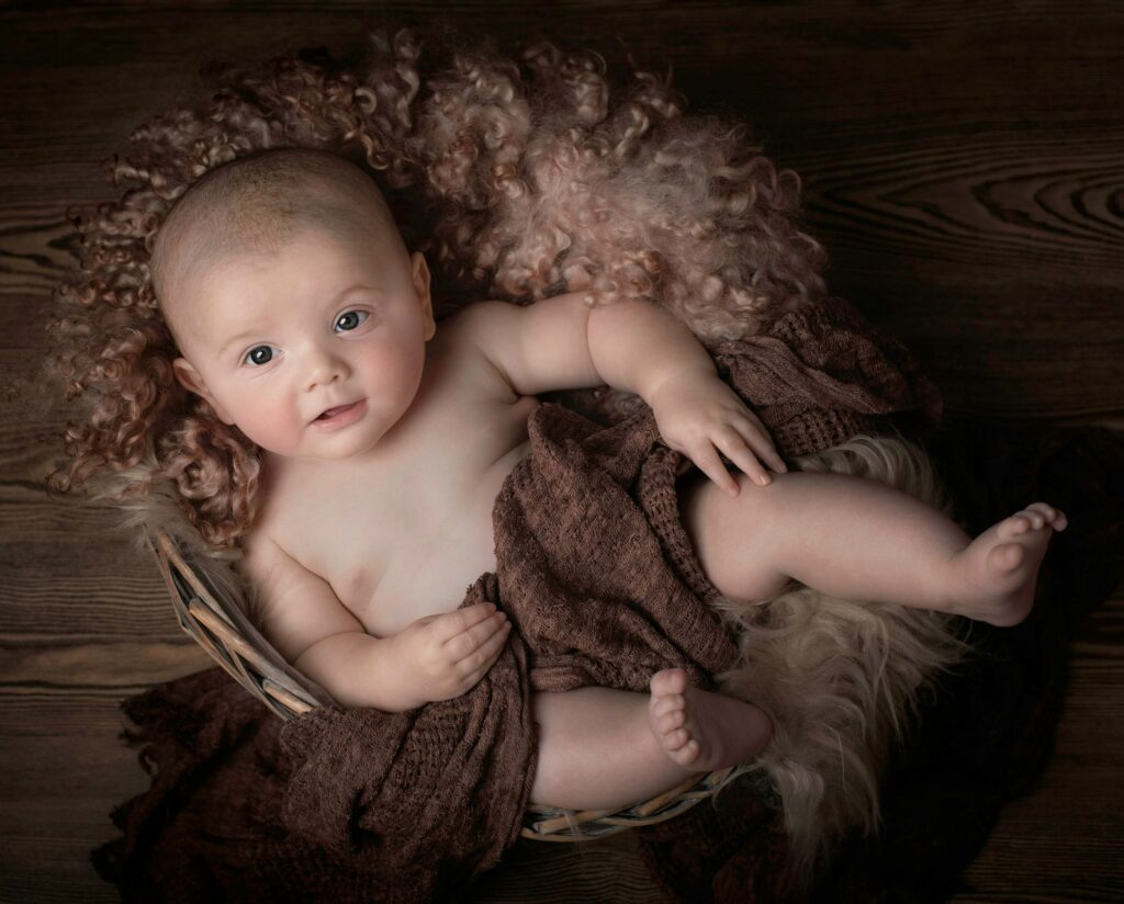 composición fotográfica para retrato de bebé sobre una mesa