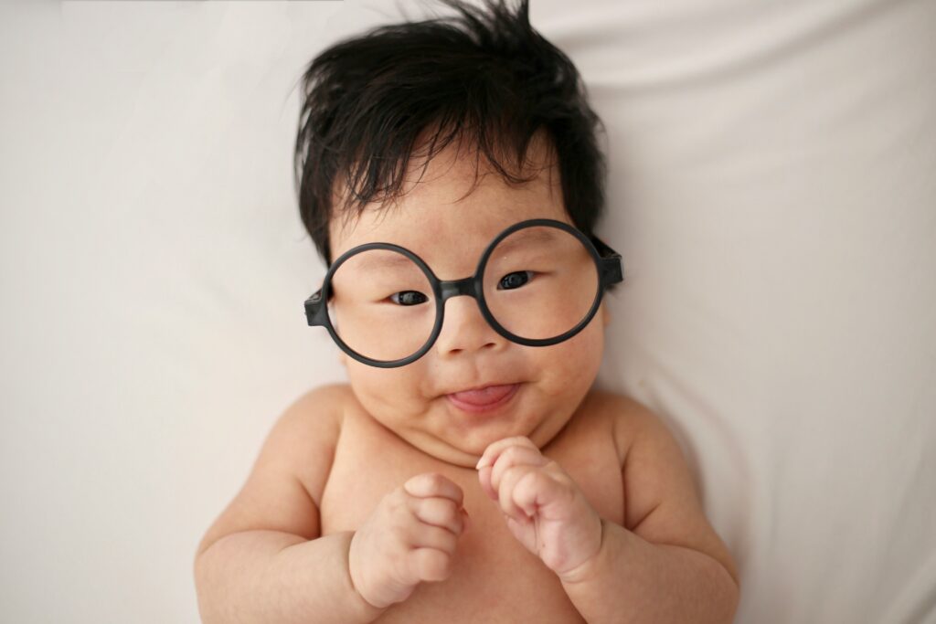 retrato de bebé con gafas